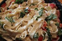 Bandnudeln mit Rucola und Tomaten